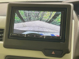 【バックカメラ】駐車時に後方がリアルタイム映像で確認できます。大型商業施設や立体駐車場での駐車時や、夜間のバック時に大活躍!運転スキルに関わらず、今や必須となった装備のひとつです!