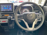 【運転席インテリアデザイン】左右対称のインテリアデザインでドライバーを包み込み運転に集中できるように設計されています。