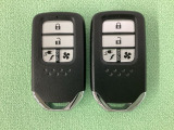スマートキーを装備しています。鍵を差し込むことなくドアロックの開け閉めと、スタートボタン操作でのエンジンスタートができます。スペアキーも同じものを用意しております。
