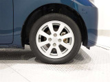 タイヤサイズは(155/65R14)で純正アルミホイールです。