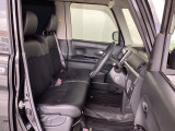 フロントシートはベンチシートです。ベンチシ―トは運転席と助手席の移動もスムーズ!狭い駐車場での乗り降りに便利です。シートの間にコンソールボックスやドリンクホルダーがないため、車内空間も広く感じます