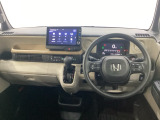 車内は光触媒抗菌消臭施工済です。スタイリッシュなデザインで暖かみのあるインパネ周りを演出します。グローブボックスやカップホルダーのほかにトレーなどたくさんの収納スペースが装備されています。