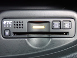 ■【ETC車載器】が装備されています。セットアップをしてお渡しとなり、ETCカードを差し込むだけで高速道路の利用が可能です。