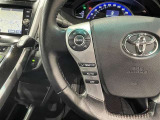 ステアリングスイッチ付きで、運転中に視線を前に向けたまま操作できます。
