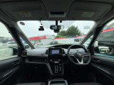広々とした運転席で快適なドライブをお楽しみください
