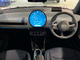 MINIの内装はとにかく『円』に拘ったデザインコンセプトが一目で伝わってきます。これほど円形に拘った車は他に御座いません。伝統のデザイン、トグルスイッチなど遊び心のある内装で御座います。