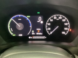 ハイブリット車専用のメーターです。右側の大型スピードメーターに加え、ステアリングスイッチを使って左のマルチインフォメーション・ディスプレイで燃費や動力伝達などの情報が見れるようになっています。