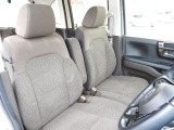 ★運転席★大きな座面と包み込むような背もたれが、ドライバーの身体をしっかり支えます。さらに、上質なシート素材と座り心地のよいクッション。長時間の運転やコーナーの多い道も快適です !!