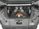 パワートレインは3.0L V6ツインターボエンジンに加えてモーターを搭載し、830馬力(カタログ値)を発揮します。
