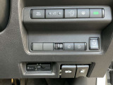 運転席右側に配置された操作スイッチ。