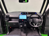 360&deg;UV&IRカット機能ガラス採用。見易いメーターと運転し易いレイアウトのドライビングポジションは、極細Aピラーの採用で視角も少なく前方&左右の見切りが良く安心して運転できます。