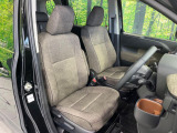 運転席まわりには十分なスペースがあり、大柄な方でもゆったり運転していただける環境です。