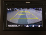 【バックカメラ】運転が苦手な方も車庫入れラクラクです!ギアをリバースに入れれば自動的に切り換わりますので、面倒な操作は不要です♪狭い駐車場もお車を傷つけず安心ですね!