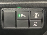 Hondaセンシング用の、VSA(ABS+TCS+横滑り抑制)解除と路外逸脱抑制機能のオンオフスイッチなどはハンドルの右側に装備しています。