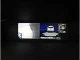 後退時には、リヤの4つのセンサーが障害物を検知し、必要に応じてブレーキが作動するよう設計されています。サイドビュー映像も表示され、周囲を確認しやすく、見えにくいガレージへの車庫入れも安心です。