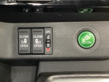 リアドアは乗り降りに便利な両側電動スライドドアです。また運転席に座っていながらスイッチ操作で自在にスライドドアを開け閉めできます。燃費に役立つECONボタンもここです。