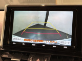 リバースギアに入れるだけで後方の表示へ切り替わります。夜間や雨の日の駐車も楽になりますよ。