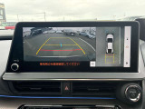 【パノラミックビューモニター】を装備し、車両の周囲を上空から見下ろすように映像で確認可能。駐車や狭い道での操作をサポートし、安全性を高めます。