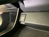 スマートキーを装備しています。鍵を差し込むことなくドアロックの開け閉めと、スタートボタン操作でのエンジンスタートができます。