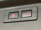 【パワーバックドア】スマートキーや運転席のボタンを押すだけでリアゲートが自動で開閉します!荷物を持っている時や、高い位置にあるバックドアを閉める際に便利な機能です♪