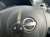 【キーレス】少し離れた場所からでもボタン一つでドアの開錠・施錠ができるのでとっても便利!ドアの鍵穴周りに傷をつけることもありません!