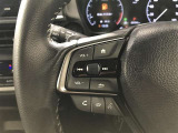 【ステアリングスイッチ】運転中に視線を前に向けたまま画面の操作できます。