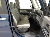 運転席はアームレスト付のベンチシートタイプとなります!運転席・助手席ともにシートヒータ付です!