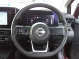 ステアリングスイッチでオーディオ操作が手元でできるので、ハンドルから手を離さずに運転できます。