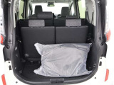 リヤシートのシートバックを倒せば、更に積載容量が広くなり、よりたくさんの荷物の収納長尺の荷物の収納が可能になります♪