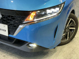前方や対向車部分だけ切り分けてハイビームになるアダプティブLEDヘッドライトです。