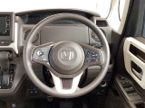 ステアリングスイッチでオーディオ各種操作が可能で、運転に集中できます。安心・安全・快適なドライブをお楽しみいただけます。
