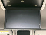 【フリップダウンモニター】大画面モニターで後席でもエンタメをお楽しみいただけます。小さなお子様にも大人気の装備です♪