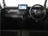 視界広々で運転しやすくロングドライブでも疲れを感じさせないすっきりとまとまったインパネ周りです。