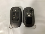 スマートキーを装備しています。鍵を差し込むことなくドアロックの開け閉めと、スタートボタン操作でのエンジンスタートができます。ボタン操作でトランクが開けられる電動テールゲートのボタンもついています。
