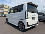 後ろ姿とサイドのバランスが分かる一枚。テール周りの印象や角の状態、荷室のイメージも掴めます。