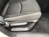 運転席シートリフター!ご自分の好きなシートポジションが取れるので運転が楽しくなりますし疲れにくいです。