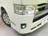 【LEDヘッドライト】悪天候や夜間走行時も良好な視界を確保し安心して運転できる高輝度LEDヘッドライトを装備!点灯速度が早く、消費電力も抑えられています。