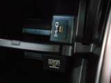 【POWEROUTLET】12V電源ソケットを設置しております。周辺機器の充電にご利用頂けます。便利なUSBジャックも付いています。
