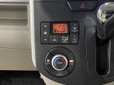 【オートエアコン】一度お好みの温度に設定すれば、車内の温度を検知し風量や温度を自動で調整。暑い&hellip;寒い&hellip;と何度もスイッチ操作をする必要はありません。快適な車内空間には必須の機能ですね♪
