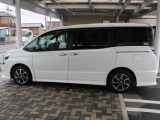 両側パワースライドドア付で、挟み込み防止機能によりお子様の乗り降りも安心!車内・車外のドアハンドルからはもちろんのこと運転席スイッチやリモコンキーからも開閉操作が可能で大変便利な装備となっております!
