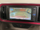 リバースギアに入れるだけで後方の表示へ切り替わります。夜間や雨の日の駐車も楽になりますよ。