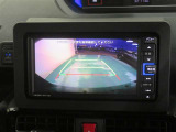 車両後方の映像を映すバックモニター。進路を確認しながら安全に車庫入れできます。