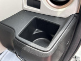 運転席ハンドルの右側にもドリンクホルダーがございます!お飲み物だけではなく、携帯電話なども置けますね♪