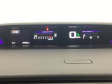 デジタル表示のスピードメーターとタコメーターを大きく配した見やすいメーター部になっています。左側のインフォメーション画面でオドメーターや燃費などの情報を確認できます。