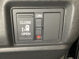 左側電動スライドドアは運転席からでも操作ができるように、ハンドル付近に開閉の操作スイッチが付いています。