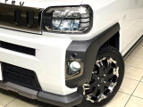【LEDヘッドライト】悪天候や夜間走行時も良好な視界を確保し安心して運転できる高輝度LEDヘッドライトを装備!点灯速度が早く、消費電力も抑えられています。