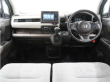 ◆視界広々で非常に運転しやすくロングドライブでも疲れを感じさせないすっきりとまとまったインパネ周りです。