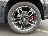 BMWの純正アロイホイールは軽量かつ強度にも優れているホイールで走行性能を引き上げる設計になっております。足元にもBMWは妥協がなくこだわっている個所になります。