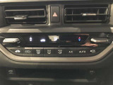 【オートエアコン】一度お好みの温度に設定すれば、車内の温度を検知し風量や温度を自動で調整。暑い&hellip;寒い&hellip;と何度もスイッチ操作をする必要はありません。快適な車内空間には必須の機能ですね♪