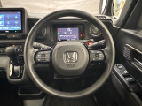 ハンドルにHondaセンシング系のクルーズコントロールやレーンキープアシストなどのスイッチと、オーディオの操作スイッチが装備されています。ハンドルから手を離さず安全に操作できます。